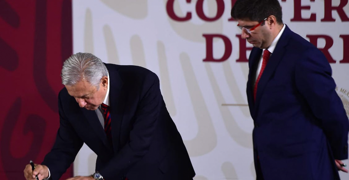 'Es sufragio efectivo, no reelección y no corrupción': AMLO firma otra vez documento no reelección