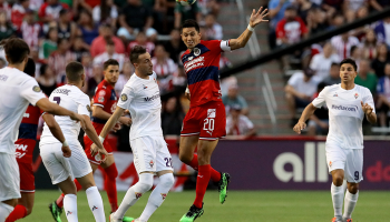 ¡Van los goles! Chivas falló un penal y perdió ante la Fiorentina en la ICC