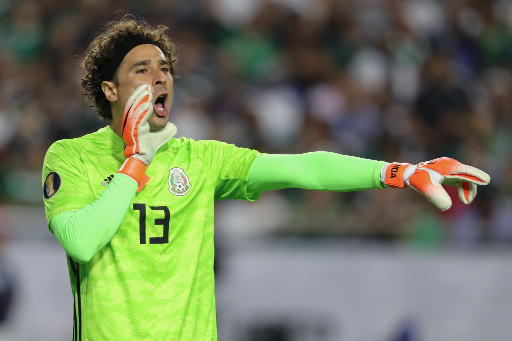 A un lado Coelho, que Guillermo Ochoa está estrenando su libro para aprender inglés