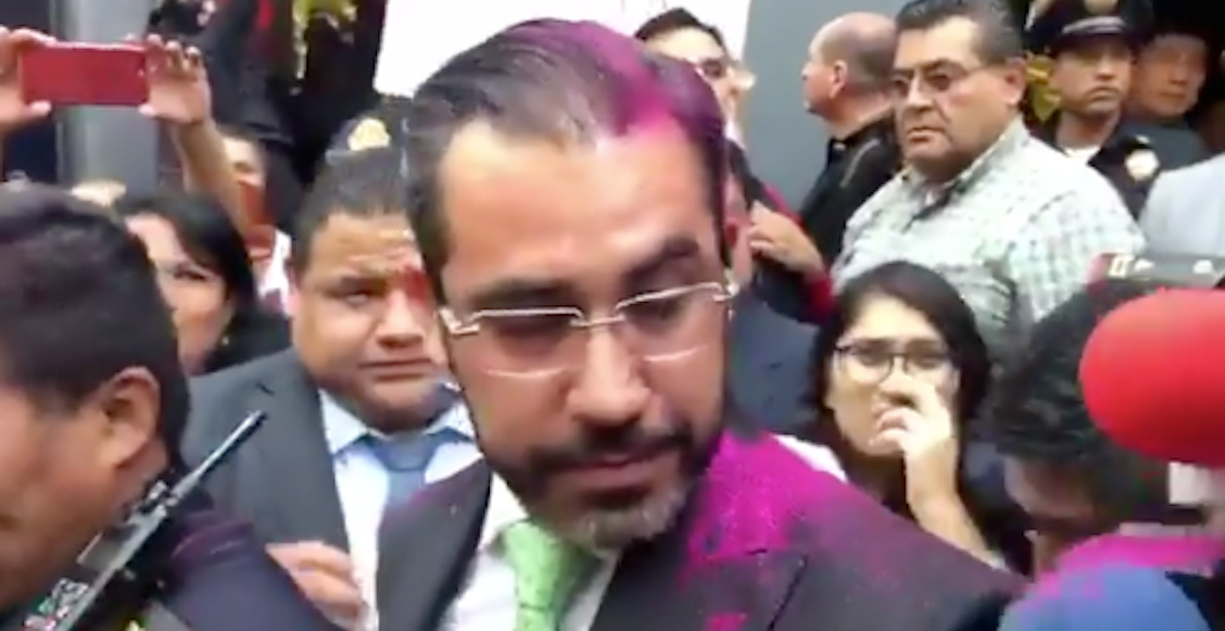 Manifestantes reclaman justicia y arrojan brillantina al titular de la secretaría de Seguridad CDMX