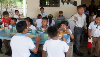 Abuelita, soy tu nieto: Darán desayunos calientes en escuelas públicas de la CDMX