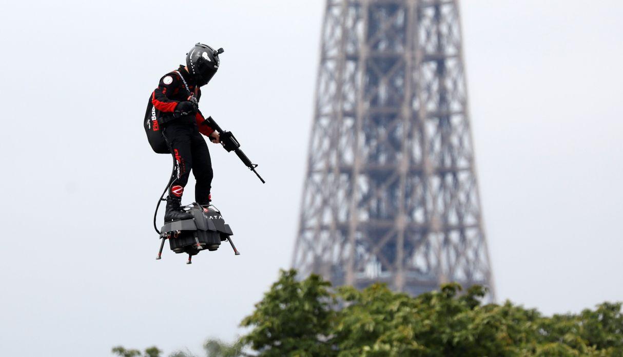 Franky Zapata, logró sobrevolar el Canal de la Mancha en su Flyboard Air