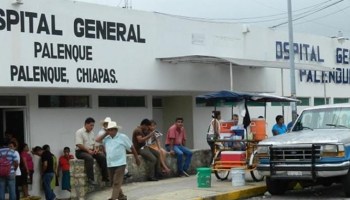 Destituyen a trabajadores del Hospital de Palenque por caso de ataúd con basura