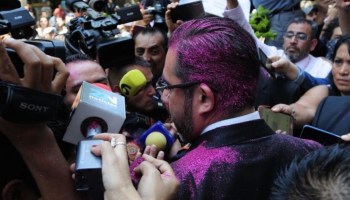 Dice Jesús Orta que no presentará cargos por el ataque con brillantina rosa