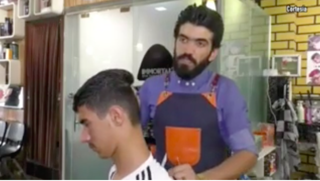 ¡El del serresiete! Peluquero te corta el cabello con la cara de tu futbolista favorito