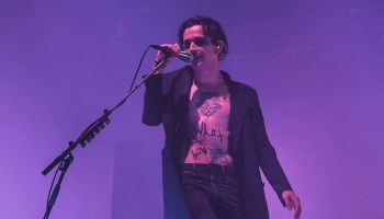 Matt Healy de The 1975 desafió leyes anti LGBT al besar fan en Dubai