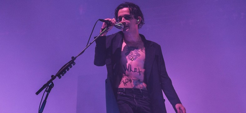 Matt Healy de The 1975 desafió leyes anti LGBT al besar fan en Dubai