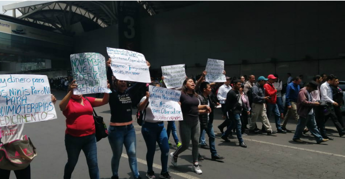 Faltan medicamentos contra el cáncer y los padres protestaron en el Aeropuerto CDMX