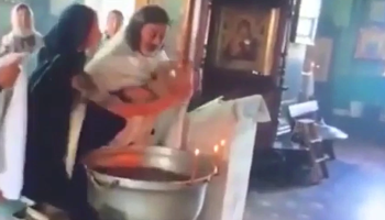 sacerdote-bautizo-rusia-ataque-violento-video