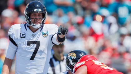 Nick Foles será operado y los Jaguars ya tienen nuevo QB