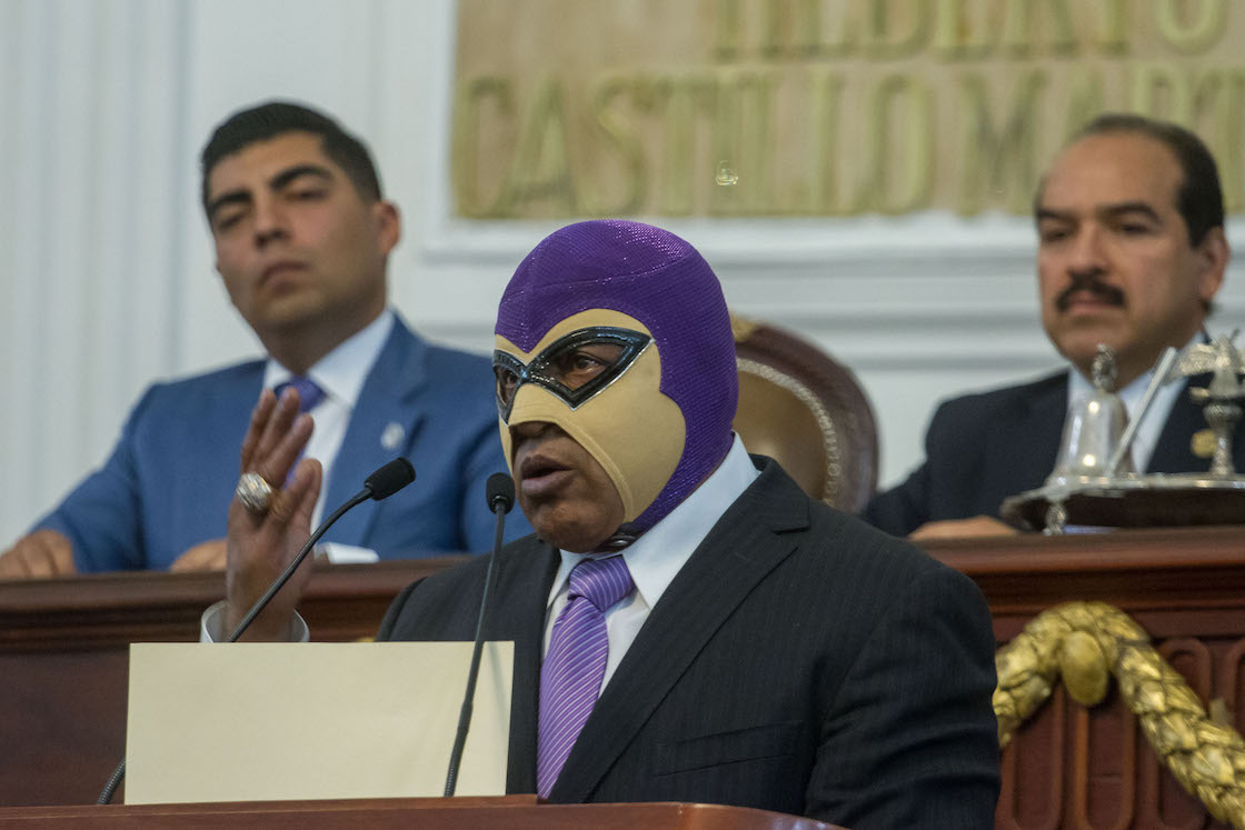 luchador-el-fantasma-policia-mexico-cdmx