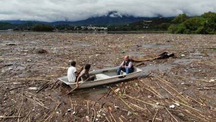 Tras paso de 'Fernand', presa La Boca amanece cubierta de basura en Nuevo León