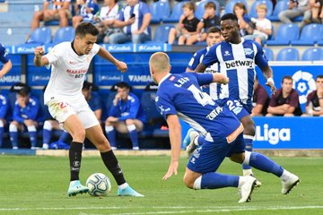 Así fue el debut de ‘Chicharito’ en la victoria del Sevilla sobre el Alavés