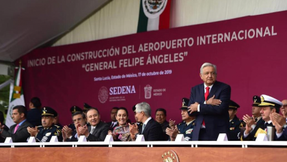 AMLO-banderazo-Aeropuerto-Internacional-Santa-Lucía