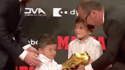 El divertido momento en el que los hijos de Messi 'pelearon' por la Bota de Oro