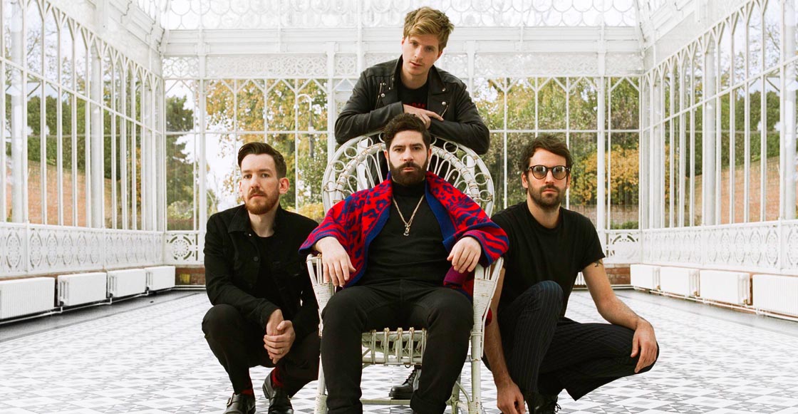 Foals nos plasma el anhelo de volver a ver a un ser querido en el video para "Into The Surf"