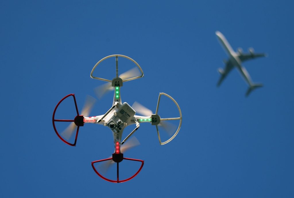 Aviones formados por drones iluminados conquistan el cielo de China