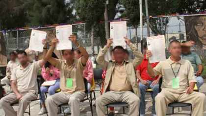 cuatro-presos-reclusorio-oriente-carcel-reciben-titulo-licenciados-derecho-abogados-01