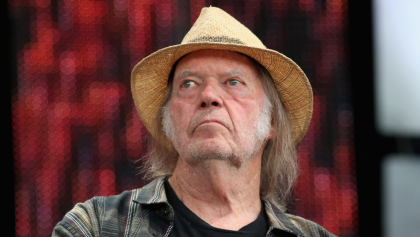COVID, antivacunas y más: ¿Por qué Neil Young pidió eliminar su música de Spotify?