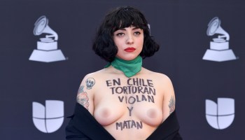 "En Chile torturan y violan": La poderosa protesta de Mon Laferte en los Latin Grammys