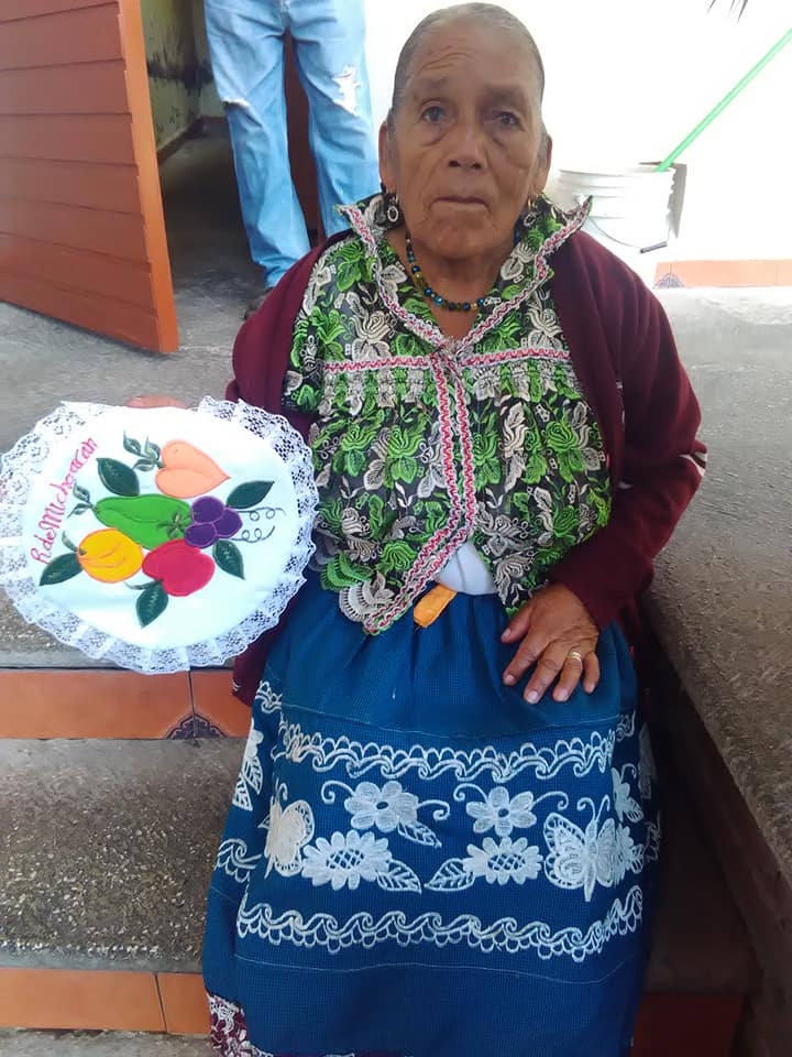 señora-artesana-michoacan-1