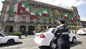 ¡Nace otro chilanguito en un taxi! Policías de la SSC auxiliaron a la mujer esta mañana