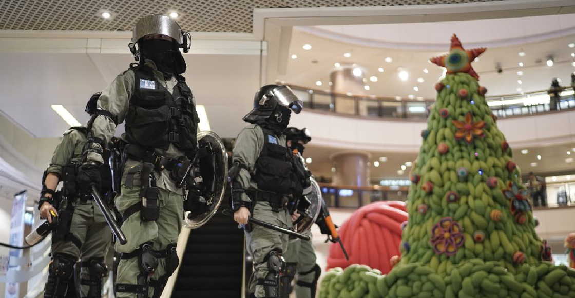 Hong Kong recibe la Navidad en medio de fuertes enfrentamientos entre manifestantes y policías