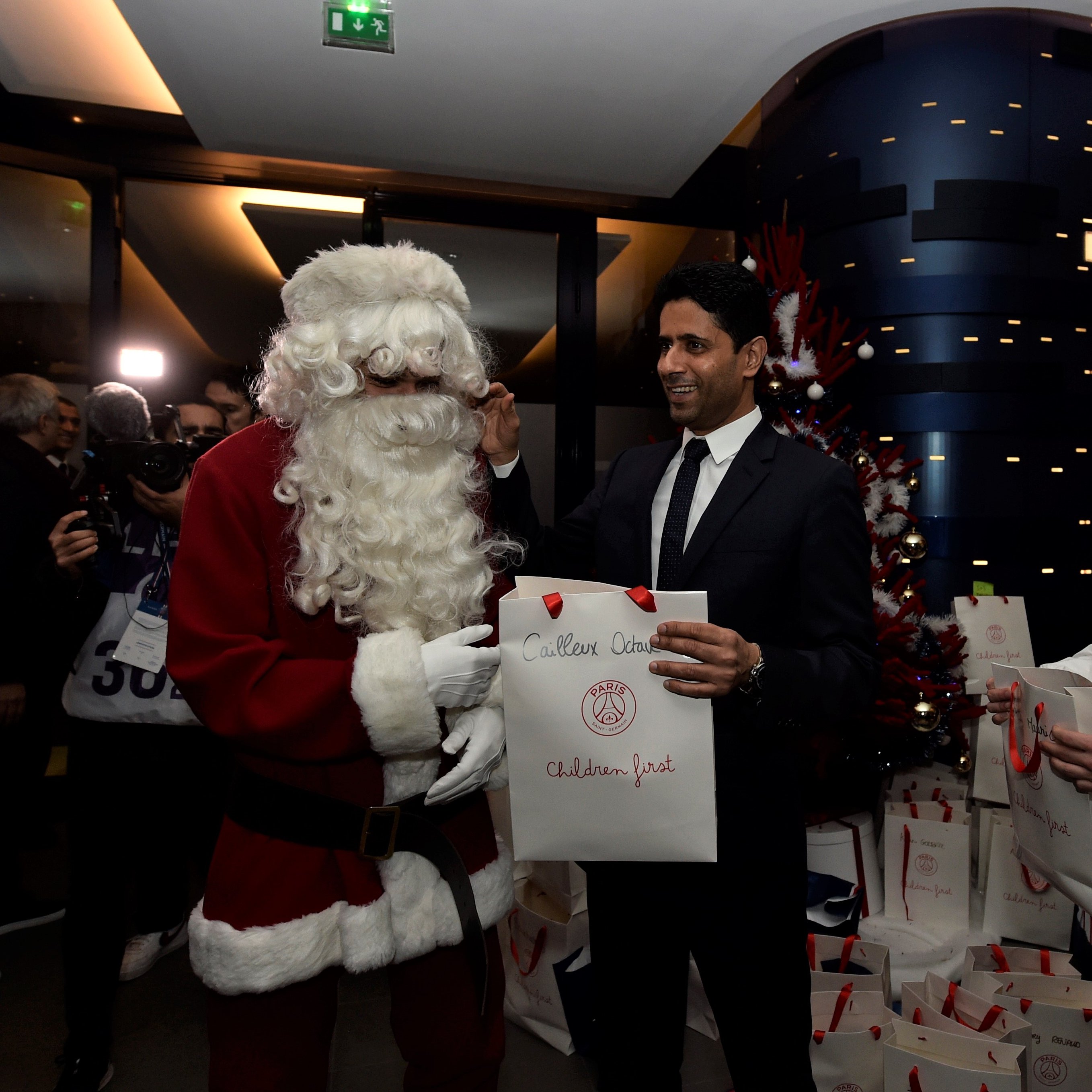 Mbappé se disfrazó de Santa Claus para convivir con pequeños fans del PSG