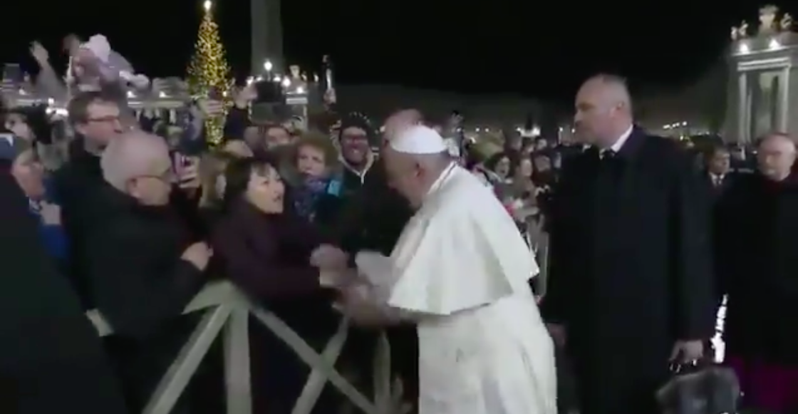 papa-francisco-agarra-manazos-golpea-senora-jala-video