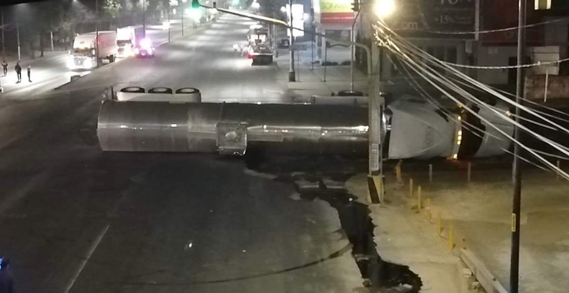 Pipa con sulfato de aluminio vuelca en la avenida Gustavo Baz Prada