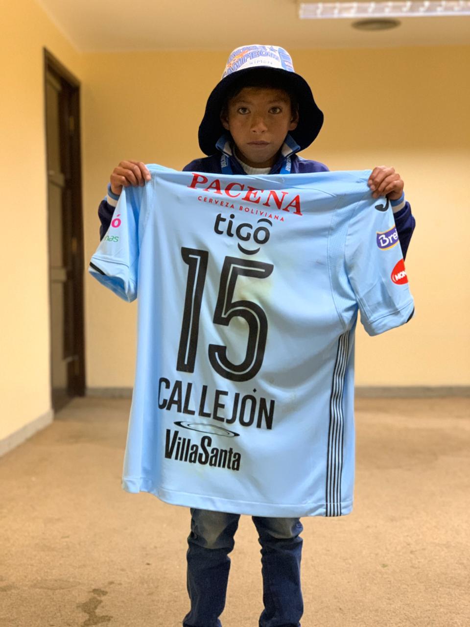 Niño llora desconsolado y le pide de rodillas a su ídolo que no abandone a su equipo