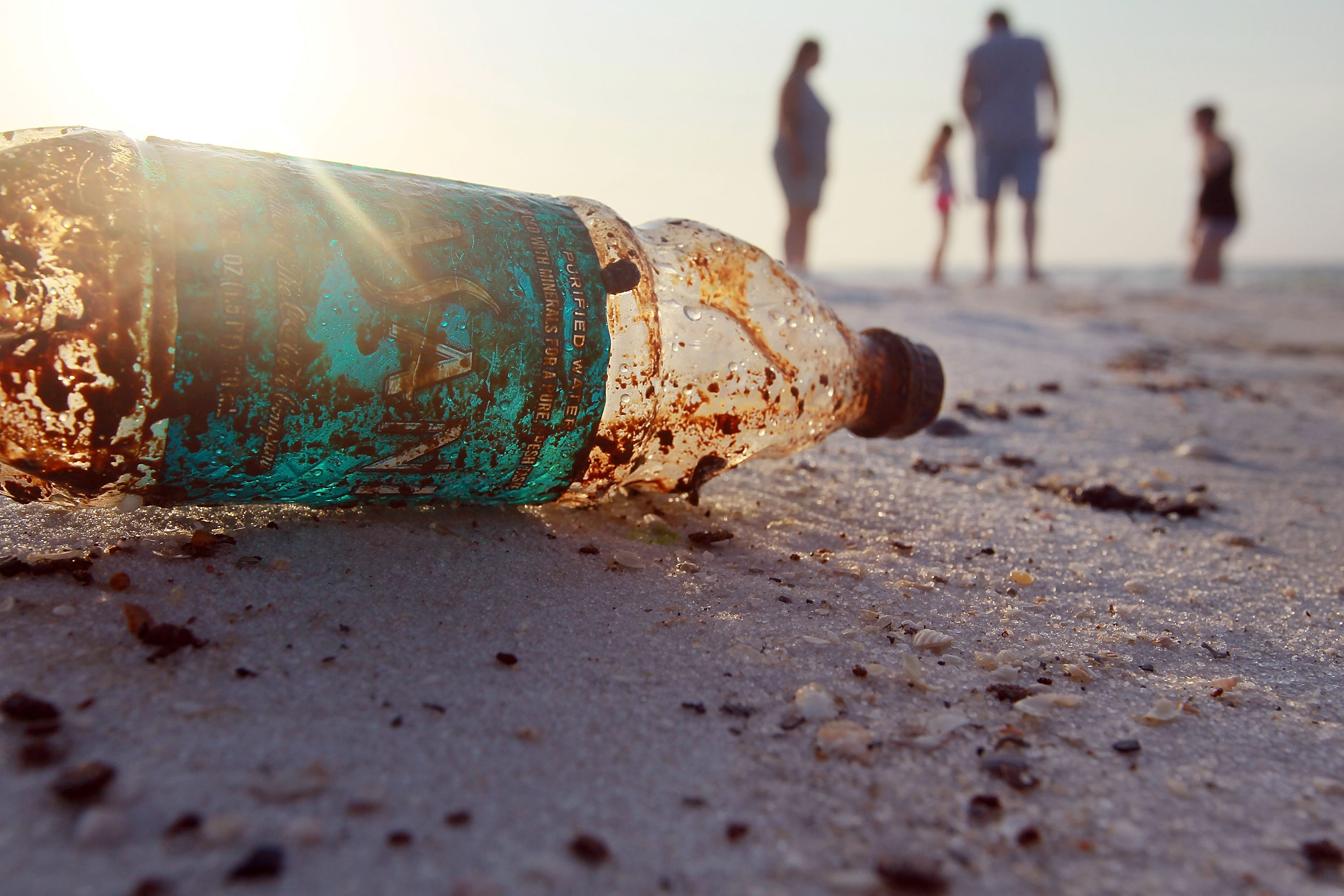 Estragos de la contaminación: Graban cómo una serpiente vomita una botella de plástico en la India