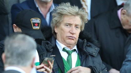 ¡¿Qué les pasó?! Rod Stewart y su hijo agredieron a un guardia de seguridad y enfrentarán cargos