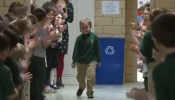 La emotiva ovación a un niño que superó el cáncer al regresar a su escuela