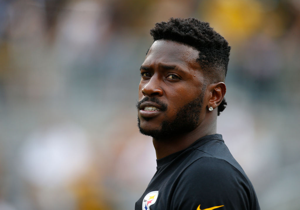 Antonio Brown queda libre del arresto domiciliario pero esperará fecha de juicio