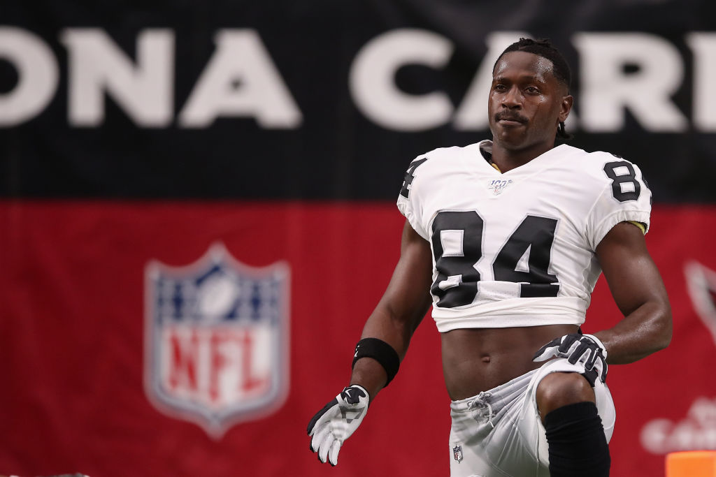 Antonio Brown queda libre del arresto domiciliario pero esperará fecha de juicio