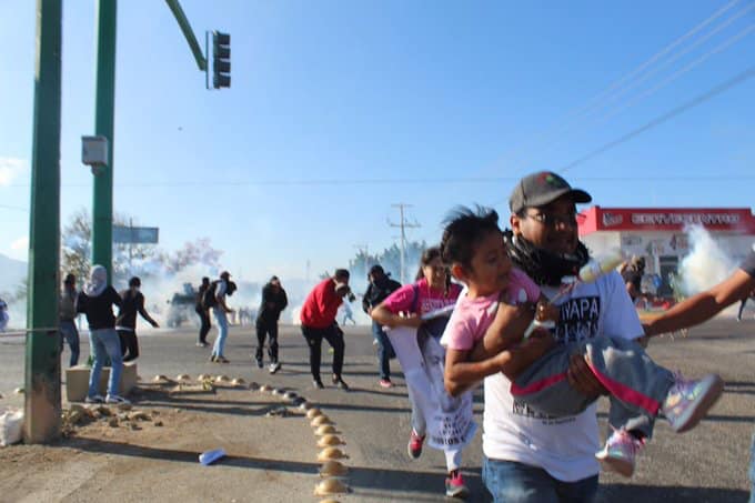 Desalojan con gases a normalistas y padres de los 43 en carretera de Tuxtla Gutiérrez