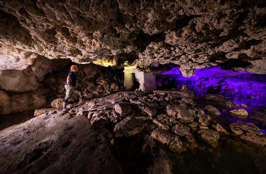 Descubren y resguardan un posible Altar Maya en un cenote de Playa del Carmen