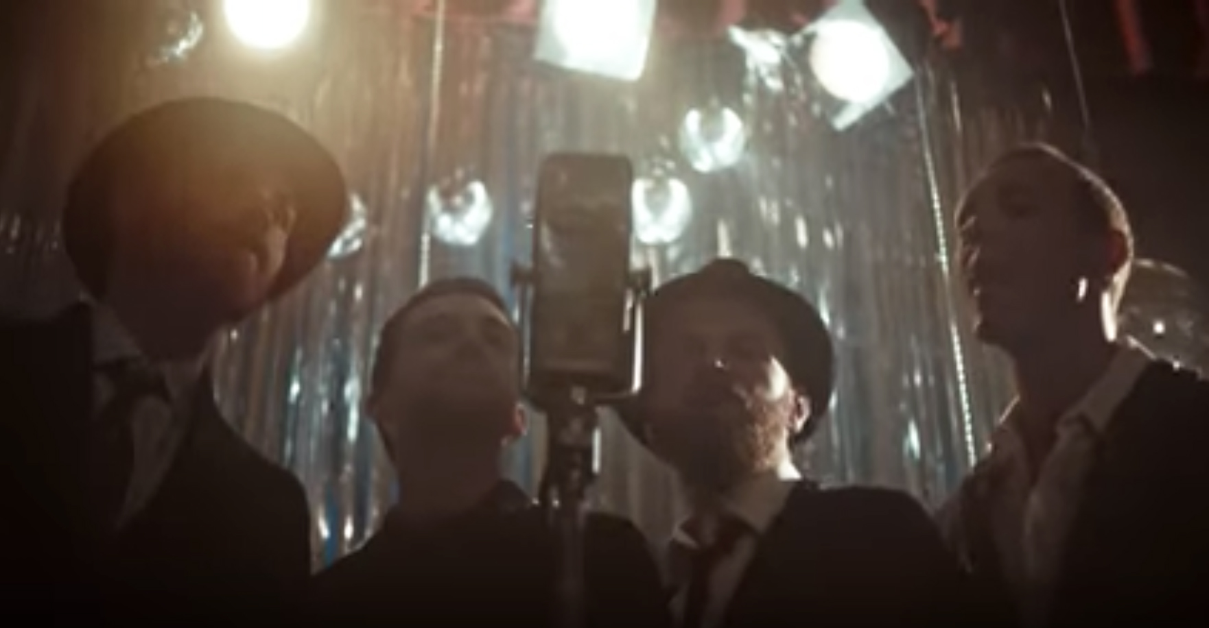 Coldplay Presenta El Video De "Cry Cry Cry" Con Un Increíble Baile De Salón