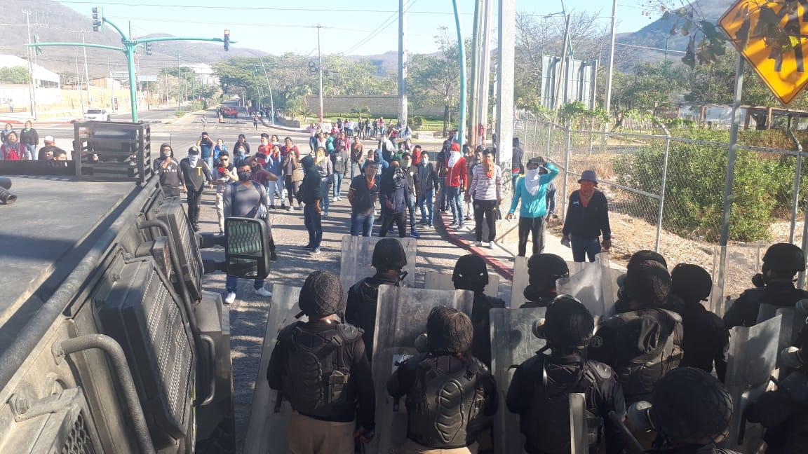 Desalojan con gases a normalistas y padres de los 43 en carretera de Tuxtla Gutiérrez