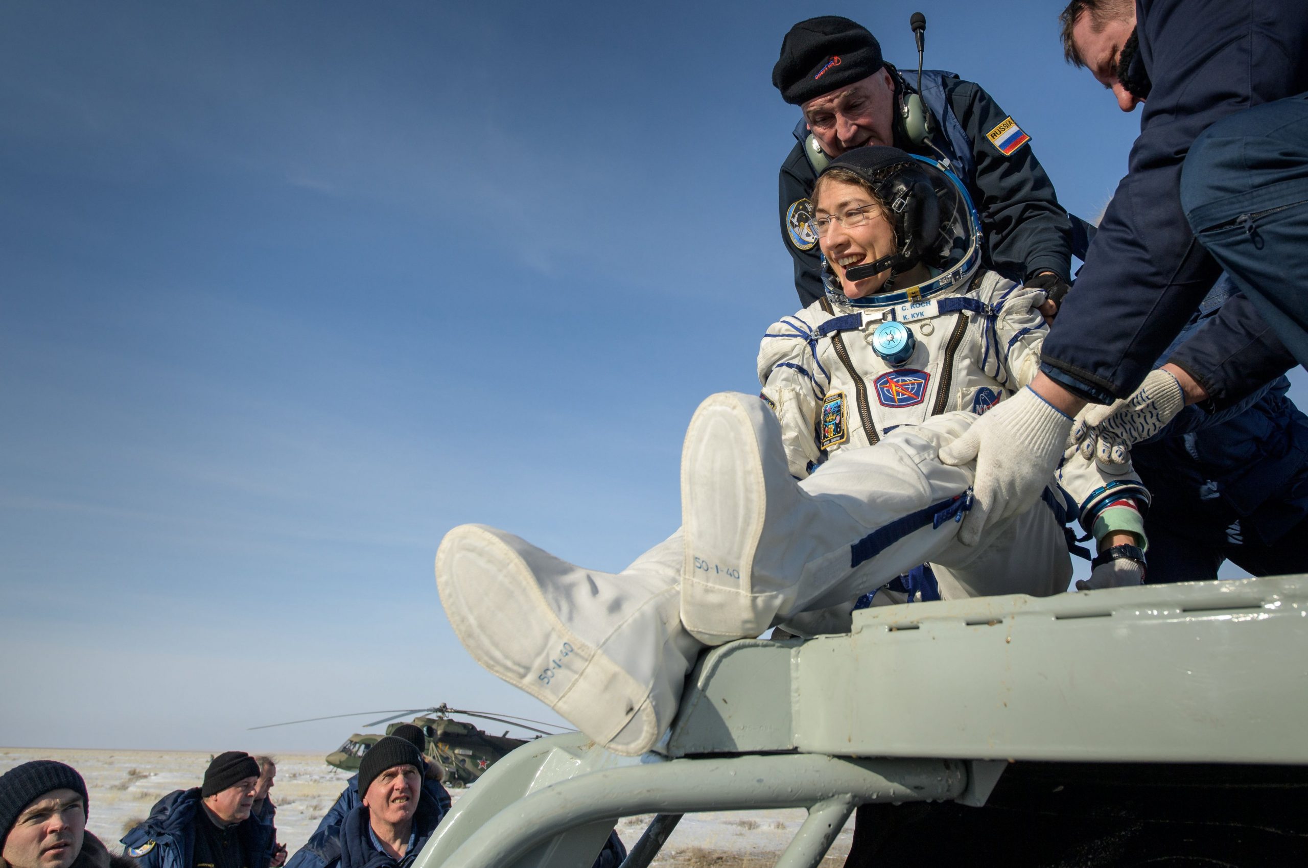 La emotiva reunión entre la astronauta Christina Koch y su perro al regresar del espacio