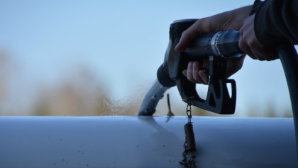 Mexicano desarrolla un procedimiento para hacer gasolina con basura