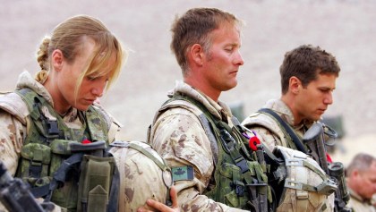 Nombre, unos genios: Proponen faldas cortas para animar a las mujeres a unirse al ejército