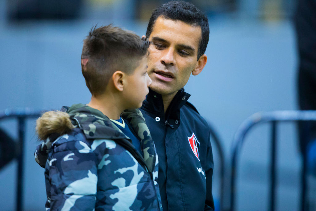 ¡Aprende Premier League! Niños salen con jugadores en la Liga MX sin pagar ni un peso