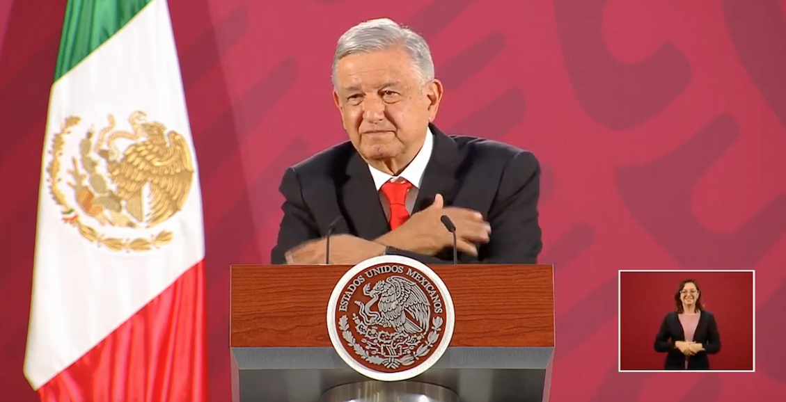 amlo-abrazos-frida-guerrera-conferencia