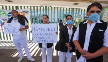 Protesta personal de hospital en Toluca por falta de insumos contra coronavirus