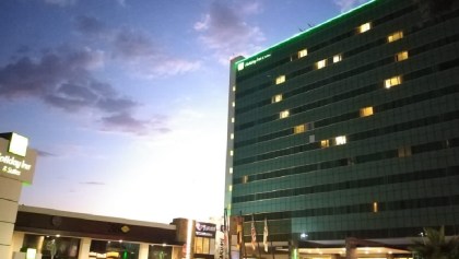 Hoteles de León iluminan la ciudad con corazones para enviar mensaje de apoyo