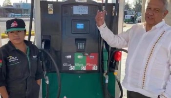 Afirma AMLO que él y su gobierno ‘decidieron’ que bajara el precio de la gasolina