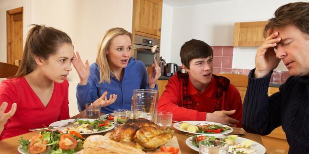 pelea-familia-mesa-comida