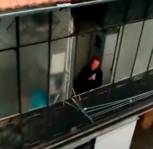 Aw: Desde sus balcones vecinos le cantan "Feliz cumpleaños" a abuelita por su cumpleaños 80